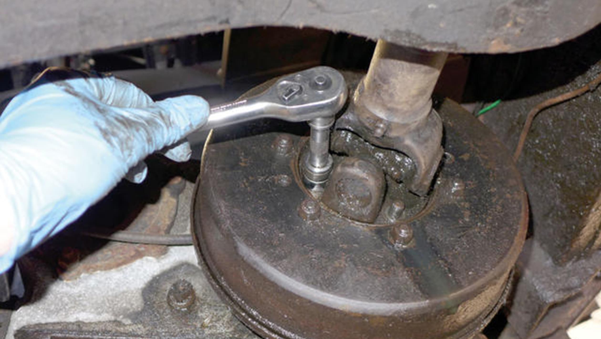 How to replace your transfer box rear oil seal pictures Auto Express