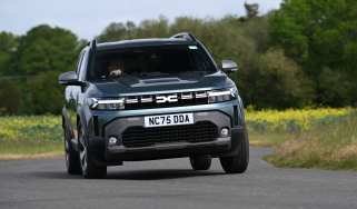 Dacia Duster Hybrid - front cornering