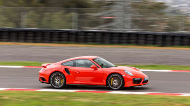 Porsche 911 Turbo S 2016 - side tracking