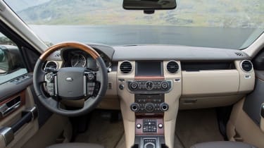 Land-Rover-Discovery-2015-interior