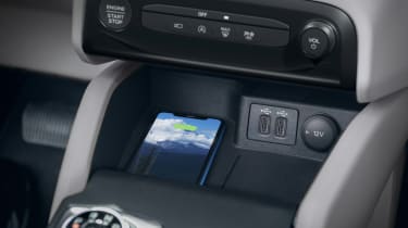Ford Escape (Kuga facelift) - wireless charger