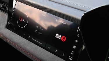 Audi S6 Avant e-tron - passenger screen