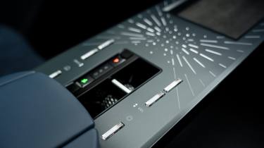 DS No8 Hybrid - centre console