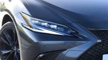 Lexus ES 300h - front lights