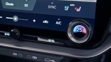 Lexus RZ 450e - temperature control