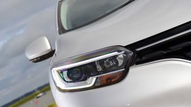 MG GS vs rivals - Renault Kadjar headlight