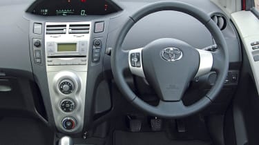 YAris dash