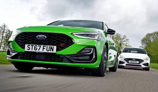 Ford Focus ST Track Pack vs Hyundai i10 - front tracking