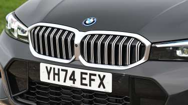 BMW 330e - kidney grilles