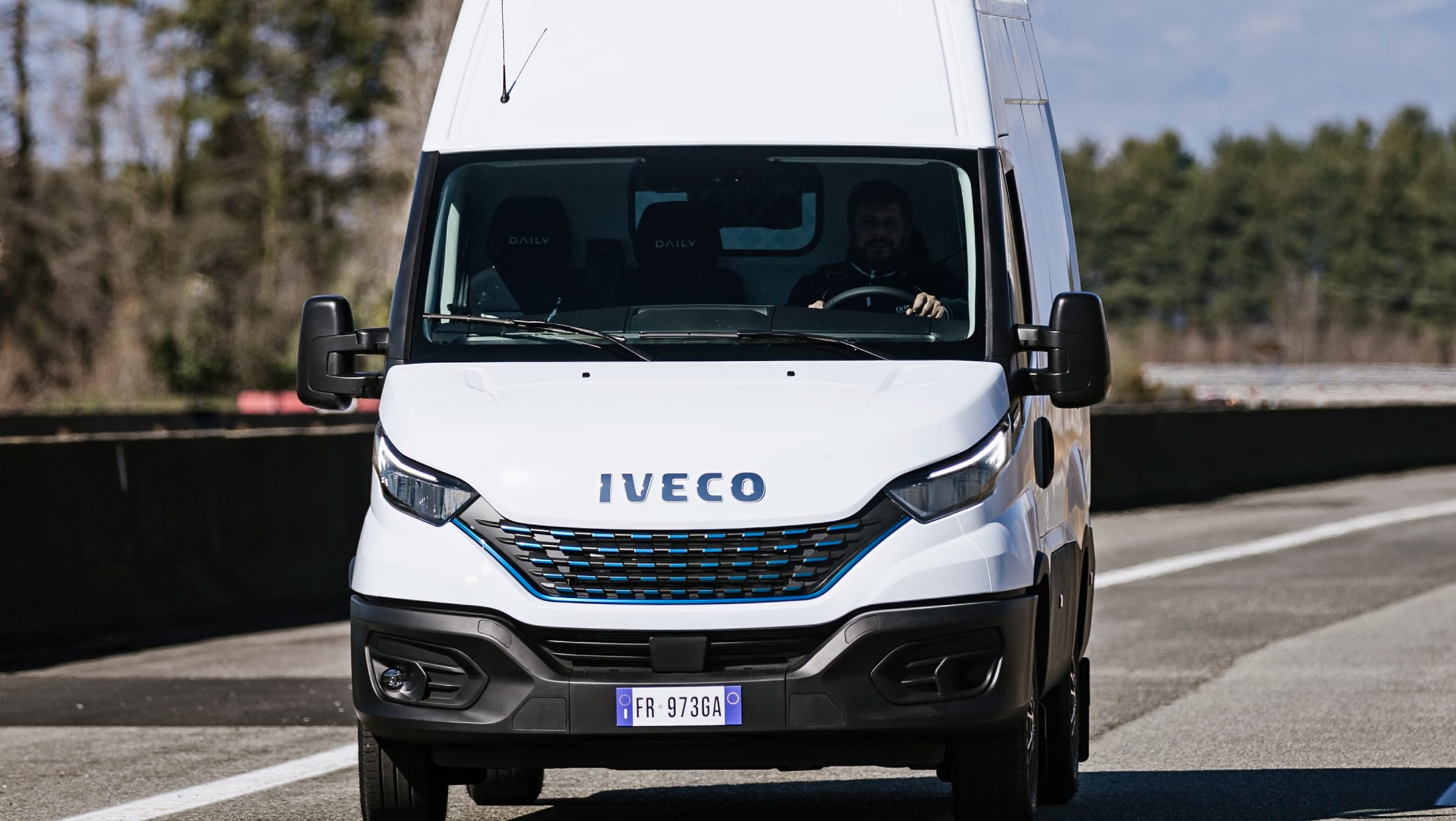 IVECO Daily 2019 canonical - pictures | Auto Express