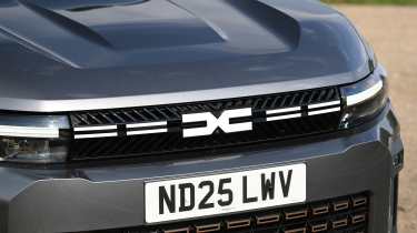 New Dacia Bigster 4x4 - front grille 