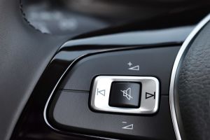 Volkswagen Amarok pick-up 2016 - steering wheel buttons