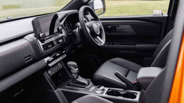 Mitsubishi L200 - interior
