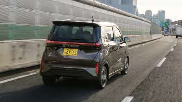 Nissan Sakura - rear tracking 