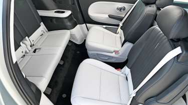 Hyundai Ioniq 9 - rear seats turned around