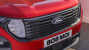 Ford E-Transit Courier - grille red