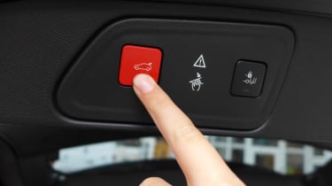 3008 minutes in a Peugeot 3008 - boot button