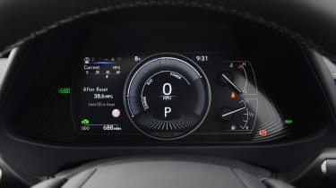 Lexus UX 250h - digital driver&#039;s display