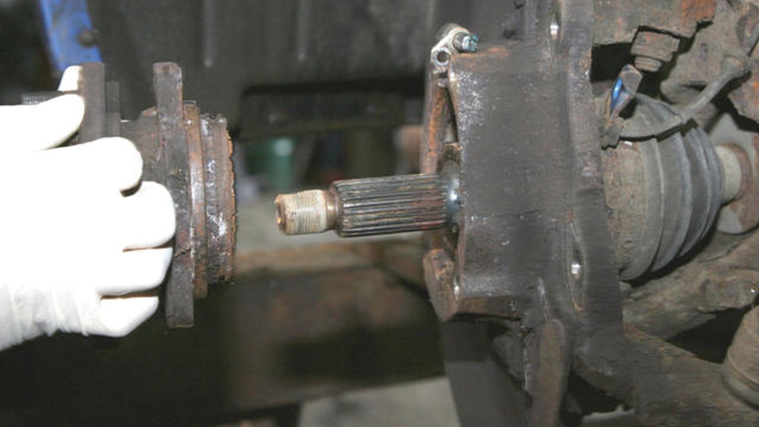 How to replace a Discovery 2 front wheel hub pictures Auto Express