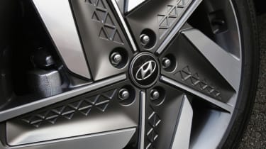 Hyundai NEXO wheel close
