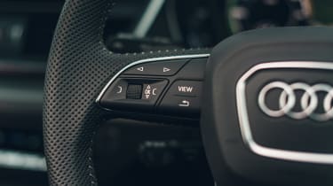 Audi Q5 55 TFSI e - steering wheel controls