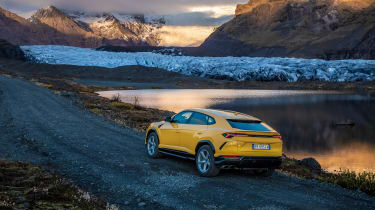 Ice and fire: the Lamborghini Urus in Iceland - pictures 