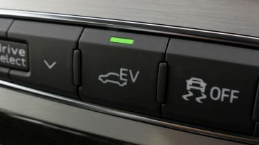 Audi Q7 e-tron 2016 - EV button