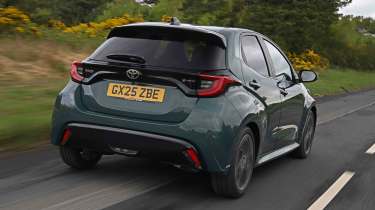 Toyota Yaris - rear tracking, alt