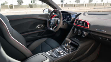Audi R8 V10 GT RWD - cabin