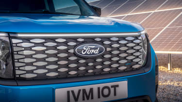 Ford E-Transit Courier - grille