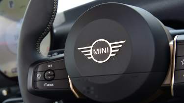 MINI Cooper E - steering wheel controls 