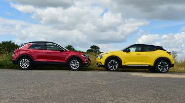 Nissan Juke and Volkswagen T-Roc - side static 