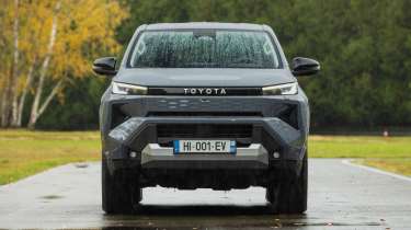 Toyota Hilux - full front static