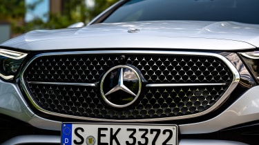 Mercedes E-Class - grille