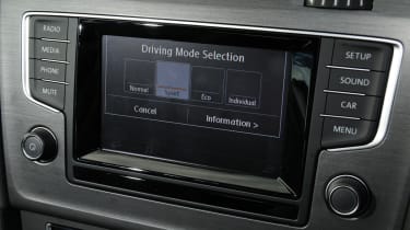 Volkswagen Golf 1.6 TDI SE interior screen