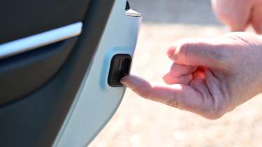 Honda e:Ny1 - child lock switch