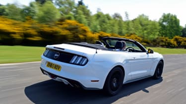 Convertible megatest - Ford Mustang - rear tracking