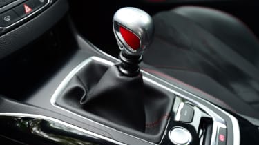 Long-term test review Peugeot 308 GTi - gearlever