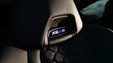 BMW X6 M Competition - front seats 