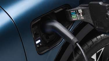 Renault Megane facelift - charging