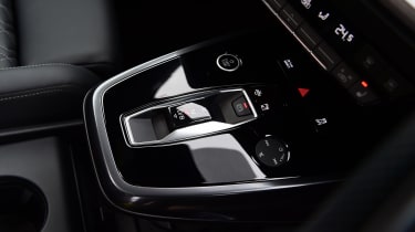 Audi Q4 e-tron - centre console/gear selector