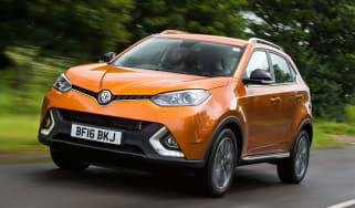 MG GS SUV 2016 - front tracking 2
