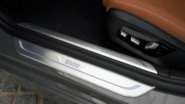 BMW 750i - sill