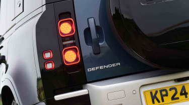 Land Rover Defender 110 County - rear lights