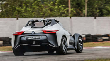 Nissan BladeGlider - rear tracking 3