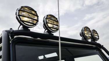 Land Rover Defender Classic V8 - front spot lights 