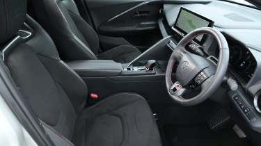 Toyota C-HR - front seats