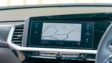 Vauxhall Grandland Hybrid - infotainment screen 