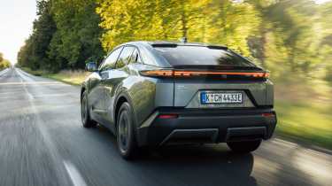 Toyota C-HR+ - rear tracking