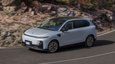 New Leapmotor B10 Hybrid EV - side action 